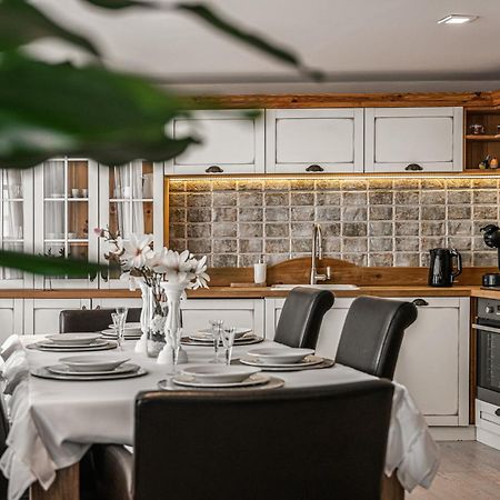 Luxurious And Royal Apartment In The Old Town บราติสลาวา ภายนอก รูปภาพ