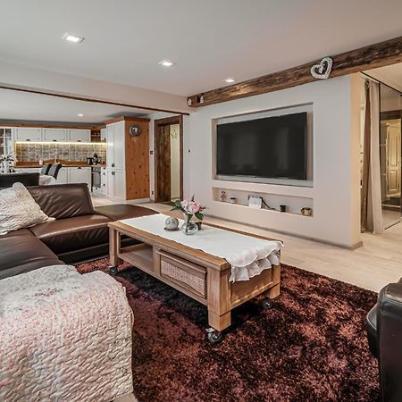 Luxurious And Royal Apartment In The Old Town บราติสลาวา ภายนอก รูปภาพ