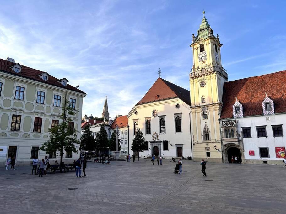 Luxurious And Royal Apartment In The Old Town บราติสลาวา ภายนอก รูปภาพ