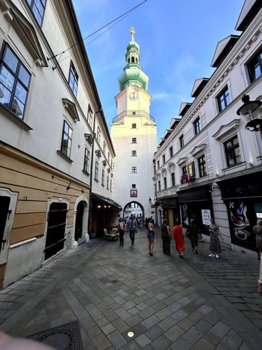 Luxurious And Royal Apartment In The Old Town บราติสลาวา ภายนอก รูปภาพ