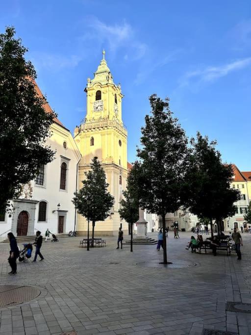 Luxurious And Royal Apartment In The Old Town บราติสลาวา ภายนอก รูปภาพ