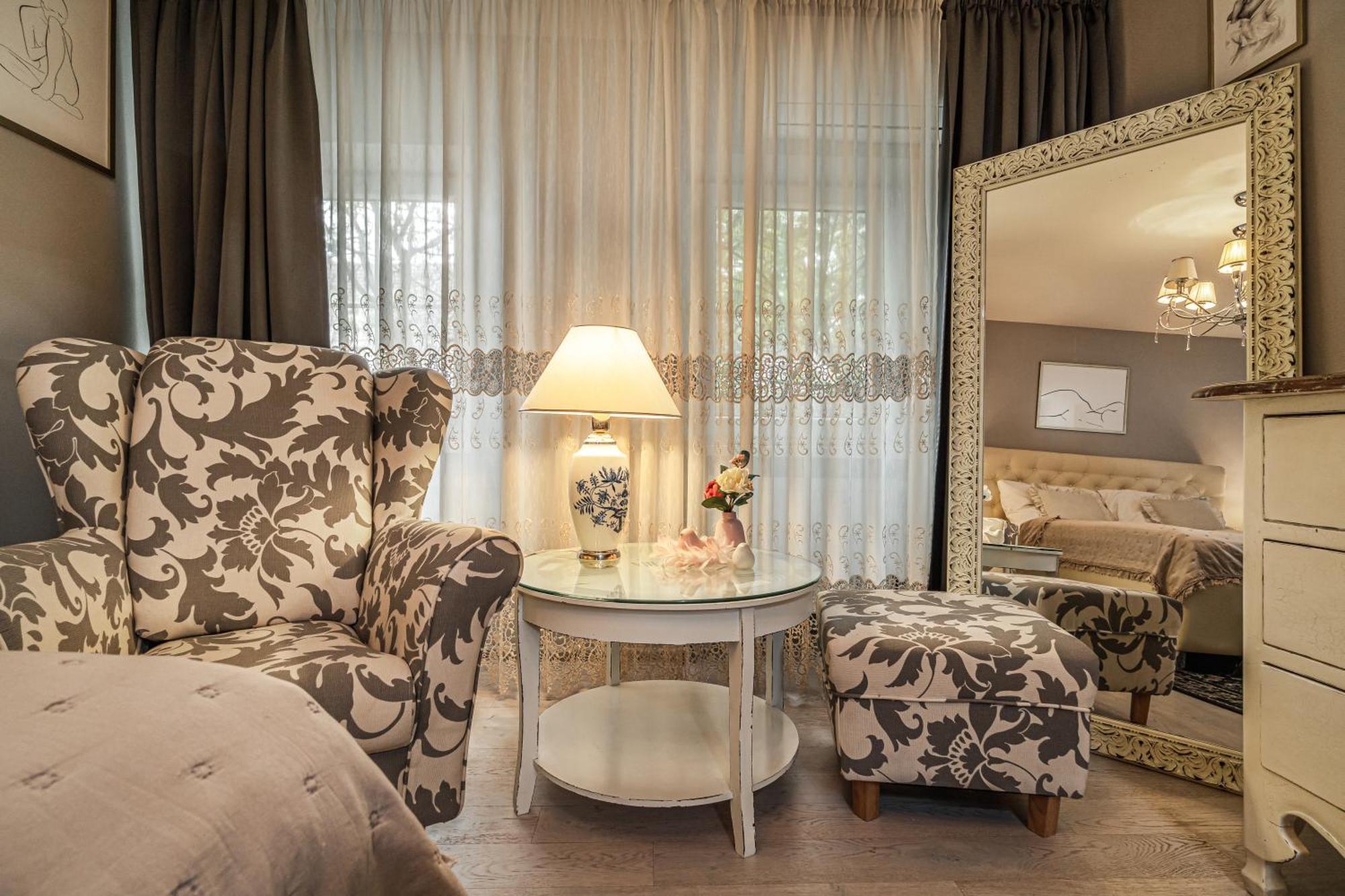 Luxurious And Royal Apartment In The Old Town บราติสลาวา ภายนอก รูปภาพ