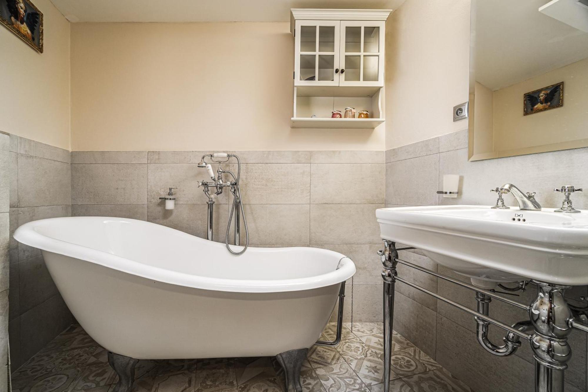 Luxurious And Royal Apartment In The Old Town บราติสลาวา ภายนอก รูปภาพ