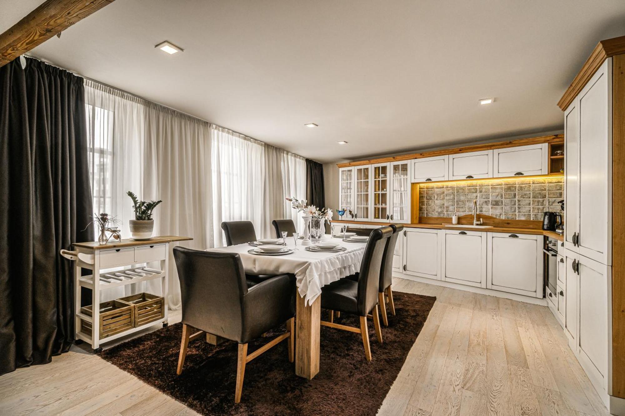 Luxurious And Royal Apartment In The Old Town บราติสลาวา ภายนอก รูปภาพ
