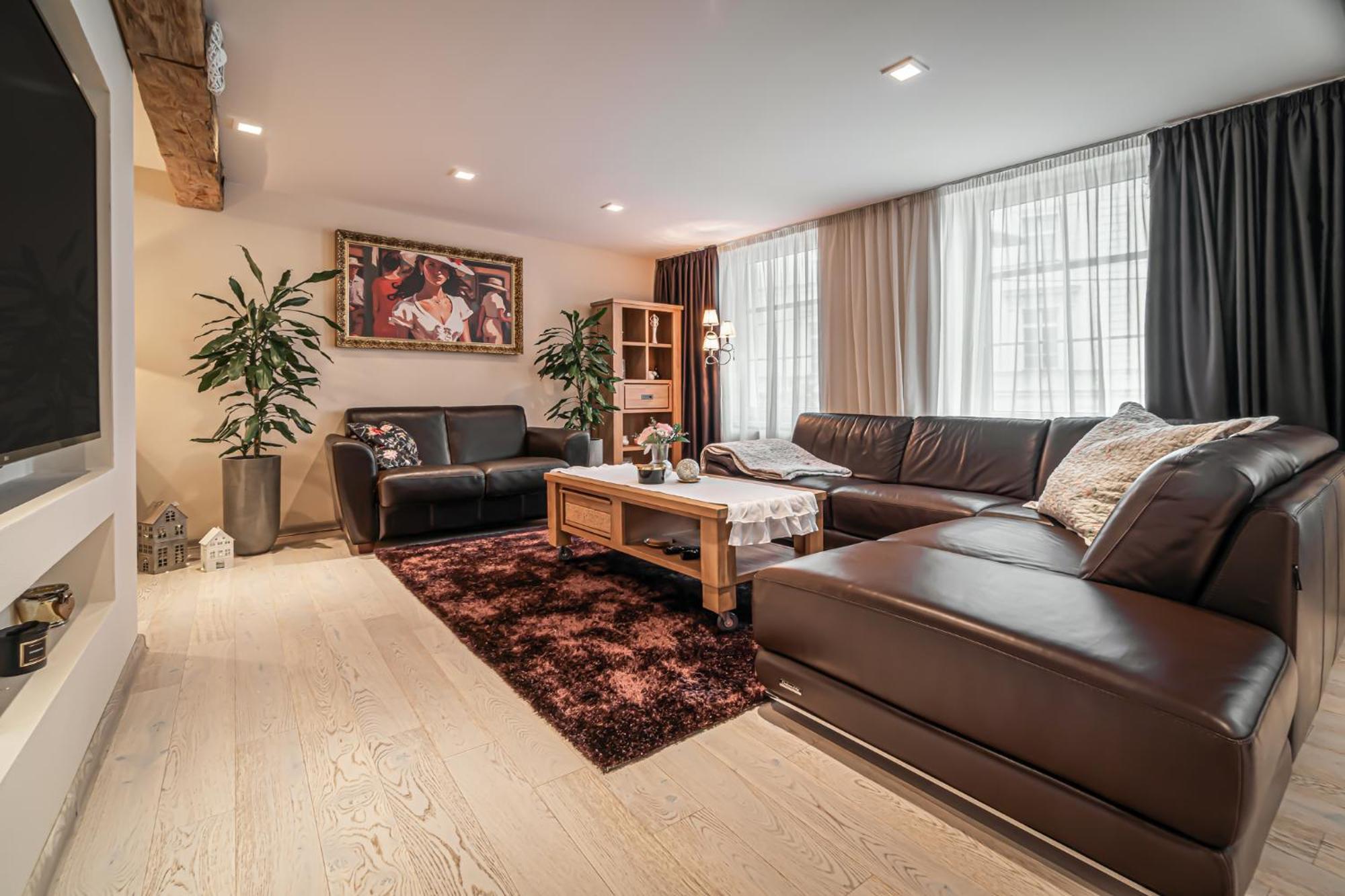 Luxurious And Royal Apartment In The Old Town บราติสลาวา ภายนอก รูปภาพ