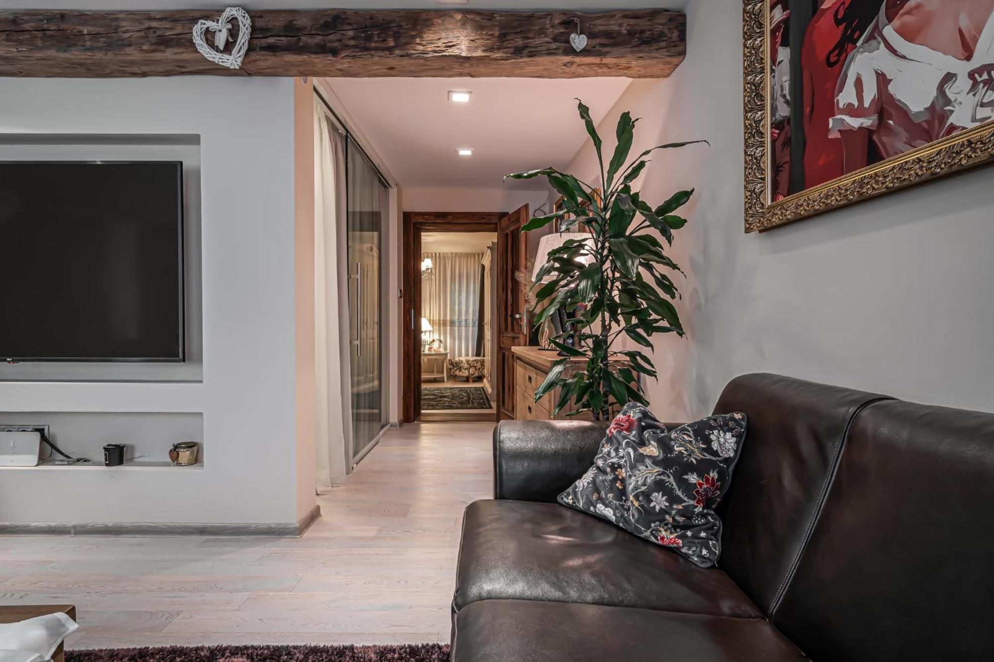 Luxurious And Royal Apartment In The Old Town บราติสลาวา ภายนอก รูปภาพ