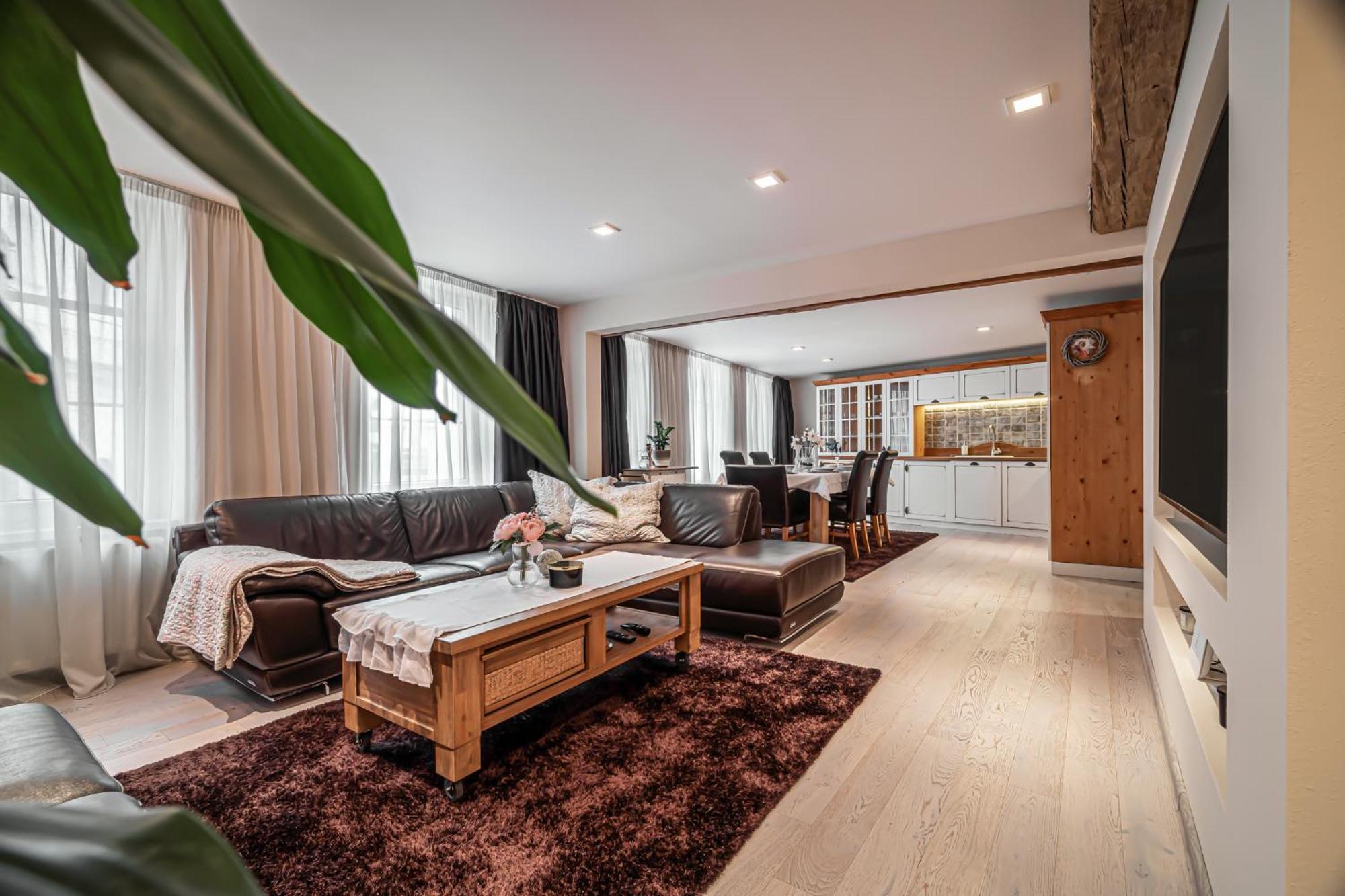 Luxurious And Royal Apartment In The Old Town บราติสลาวา ภายนอก รูปภาพ