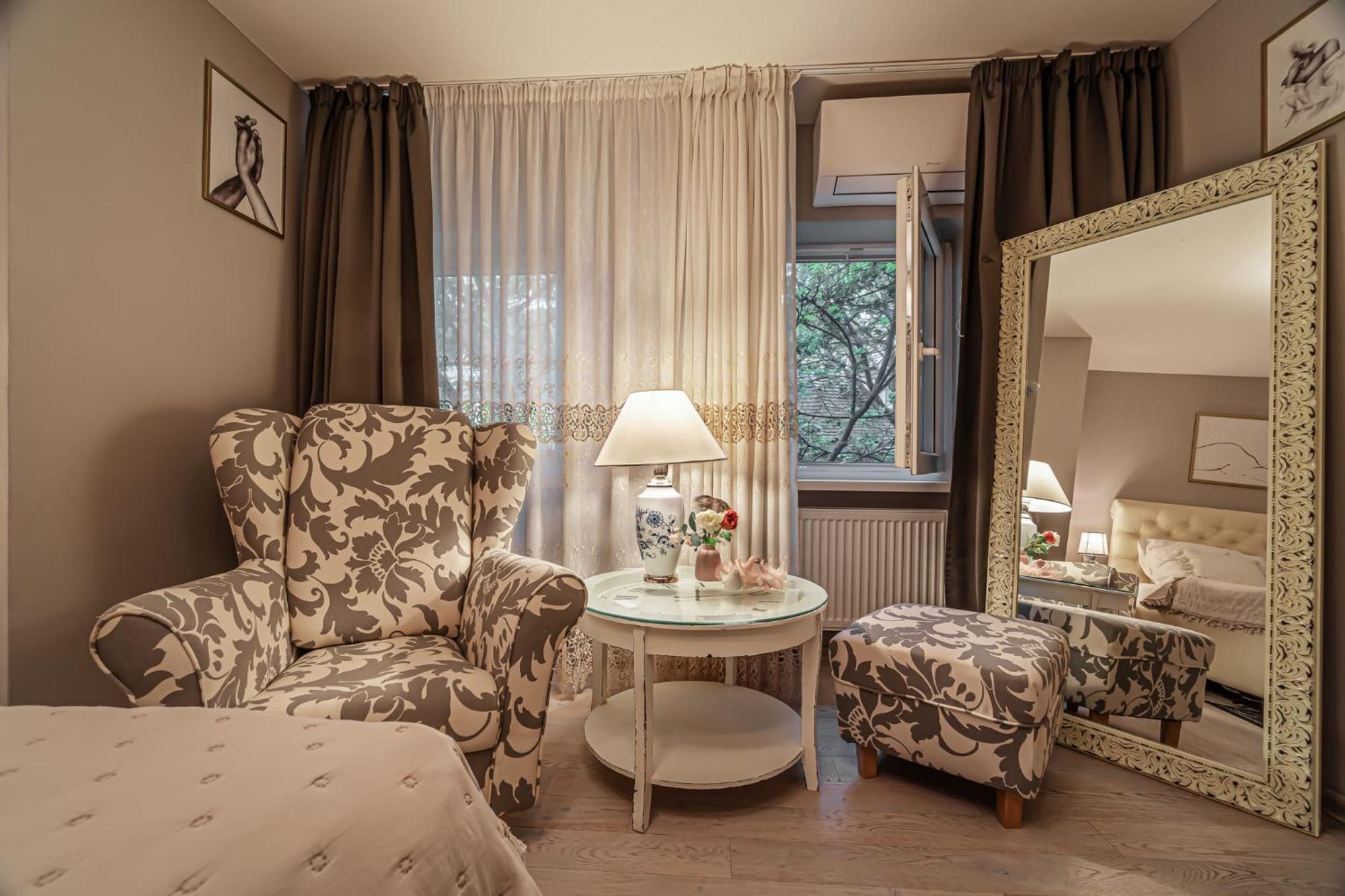Luxurious And Royal Apartment In The Old Town บราติสลาวา ภายนอก รูปภาพ