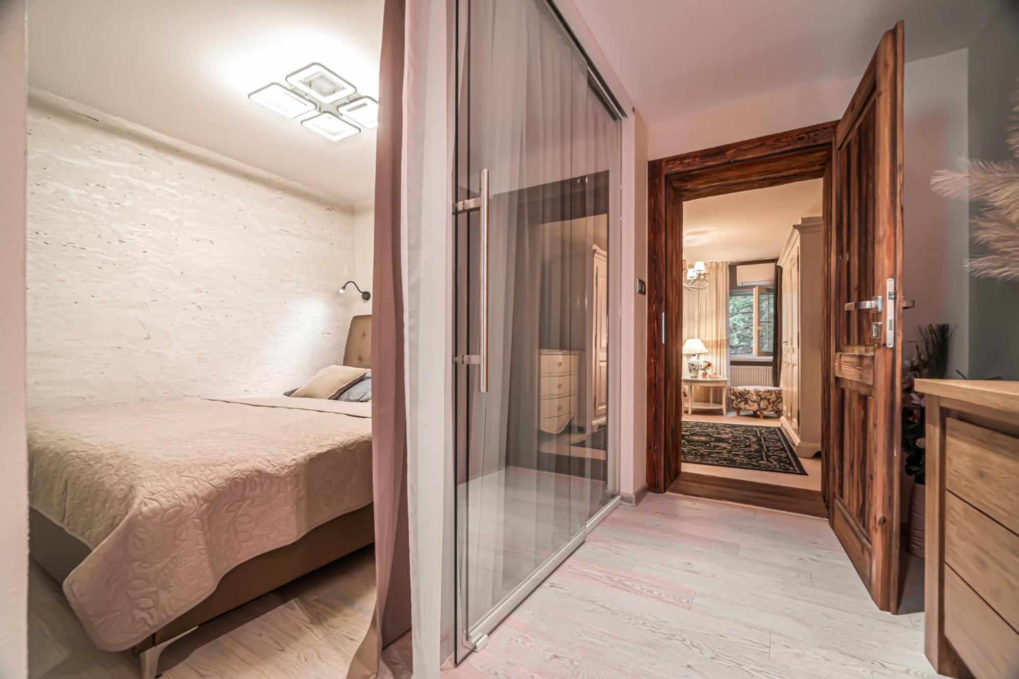 Luxurious And Royal Apartment In The Old Town บราติสลาวา ภายนอก รูปภาพ